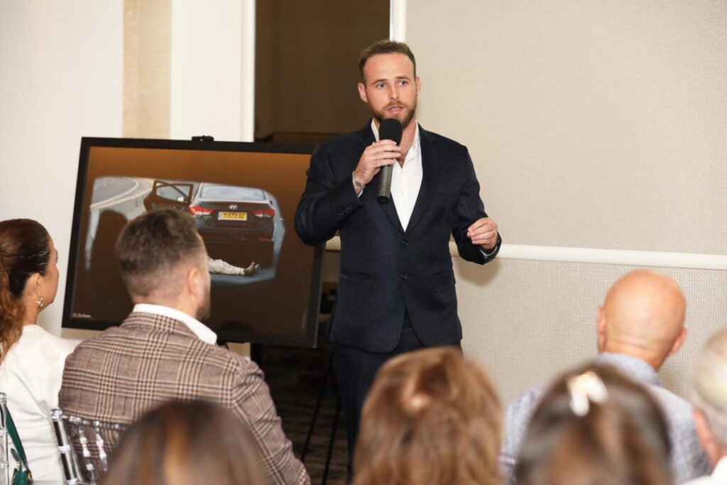 גיבורים מספרים